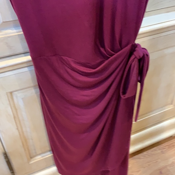 NWOT red wine scoop neck midi dress with side tie size medium. - Picture 3 of 5